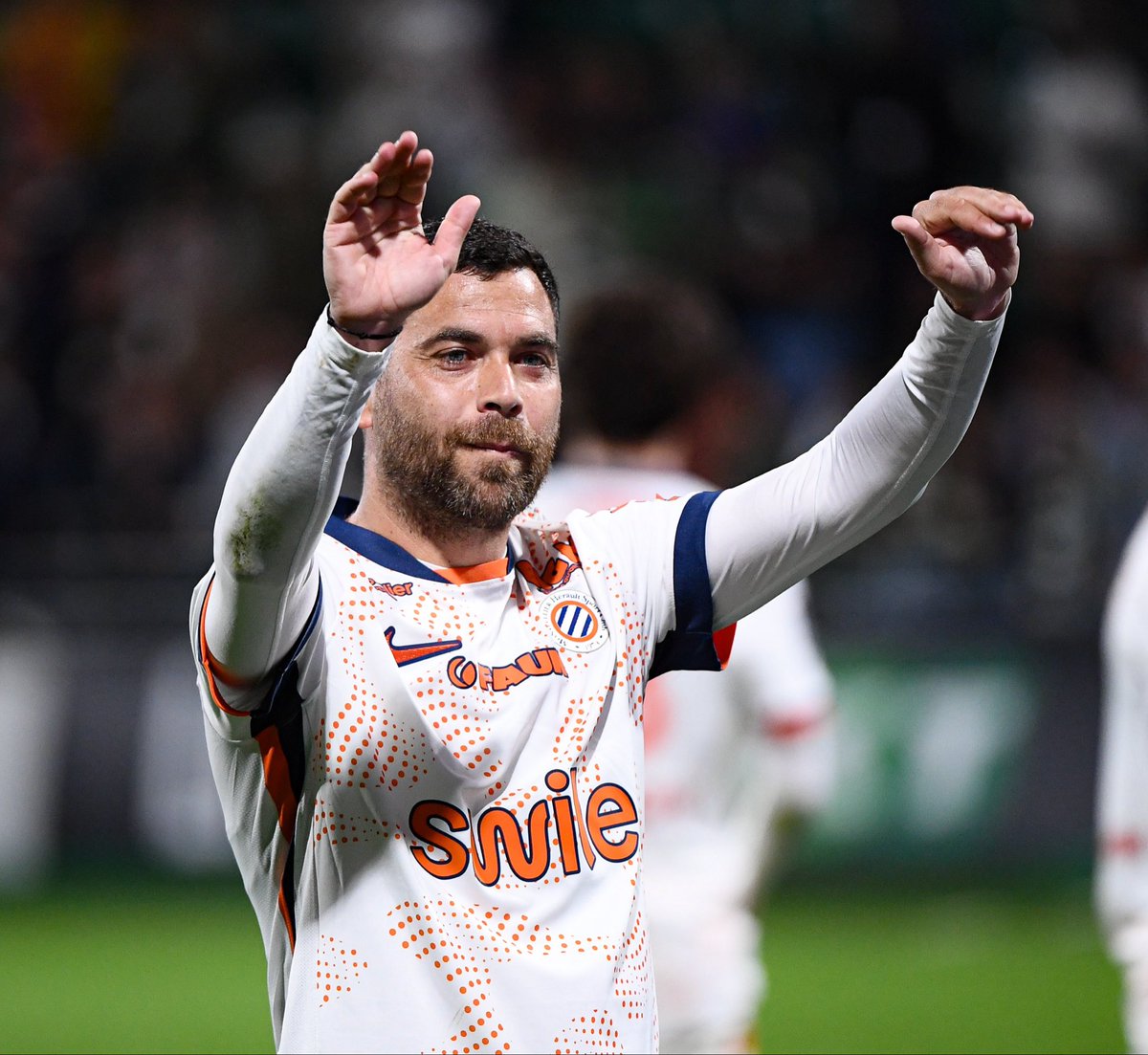 ActuFoot_'s tweet photo. 🚨🚨 OFFICIEL ! TÉJI SAVANIER 🇫🇷 QUITTE LIBREMENT MONTPELLIER ET FAIT SES ADIEUX AU CLUB ! 👋

« 1er juillet.

Hier soir, à minuit, quelque chose s'est terminé.

Des années de ma vie. Des centaines de matchs. Des milliers de moments, les grandes victoires, les défaites qui font mal, les regards échangés dans le vestiaire, la chaleur de ce public qui n'a jamais lâché.

Montpellier, c'est bien plus qu'un club pour moi. C'est une ville qui m'a vu grandir, évoluer, tomber et me relever. Des visages qui resteront gravés à jamais. Une famille.

Et ce matin, en me réveillant, j'avoue avoir pris un moment. Juste pour ressentir. Pour laisser tout ça me traverser.

Mais il y a quelque chose que je veux vous dire, à vous qui m'avez suivi, soutenu, encouragé même dans les moments difficiles :

Je vais bien. Je vais même très bien.

Mon corps est là. Mon envie est là. Entière. Intacte. Ce feu que j'ai en moi depuis que je suis gamin avec un ballon, personne ne me l'a pris. J'ai encore tellement à donner.
J'ai encore tellement envie de jouer au plus haut niveau, de vivre ces émotions que seul le football sait procurer.

Une page se tourne. Mais l'histoire, elle, continue.

Merci pour tout, Montpellier. Du fond du cœur. 🔵🟠❤️ 

Teji »

📲 IG