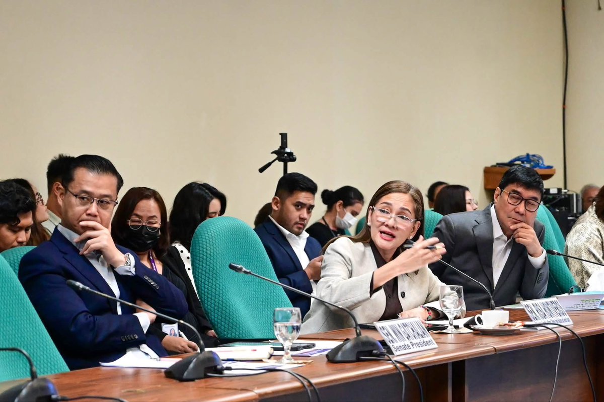 WinRiOFC's tweet photo. sen. raffy: bakit ba tuwing nagkakailangan ang dalawang ito, ako ang laging nadadamay na kauban?

#WinRi https://t.co/WnDvCh11bT