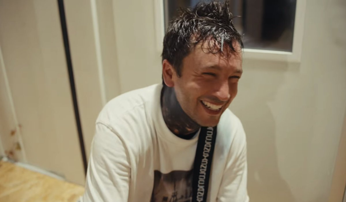 strikesstrikeon's tweet photo. smiley tyler in italia ti devo tutto nano malefico https://t.co/BnR4WJrgu3