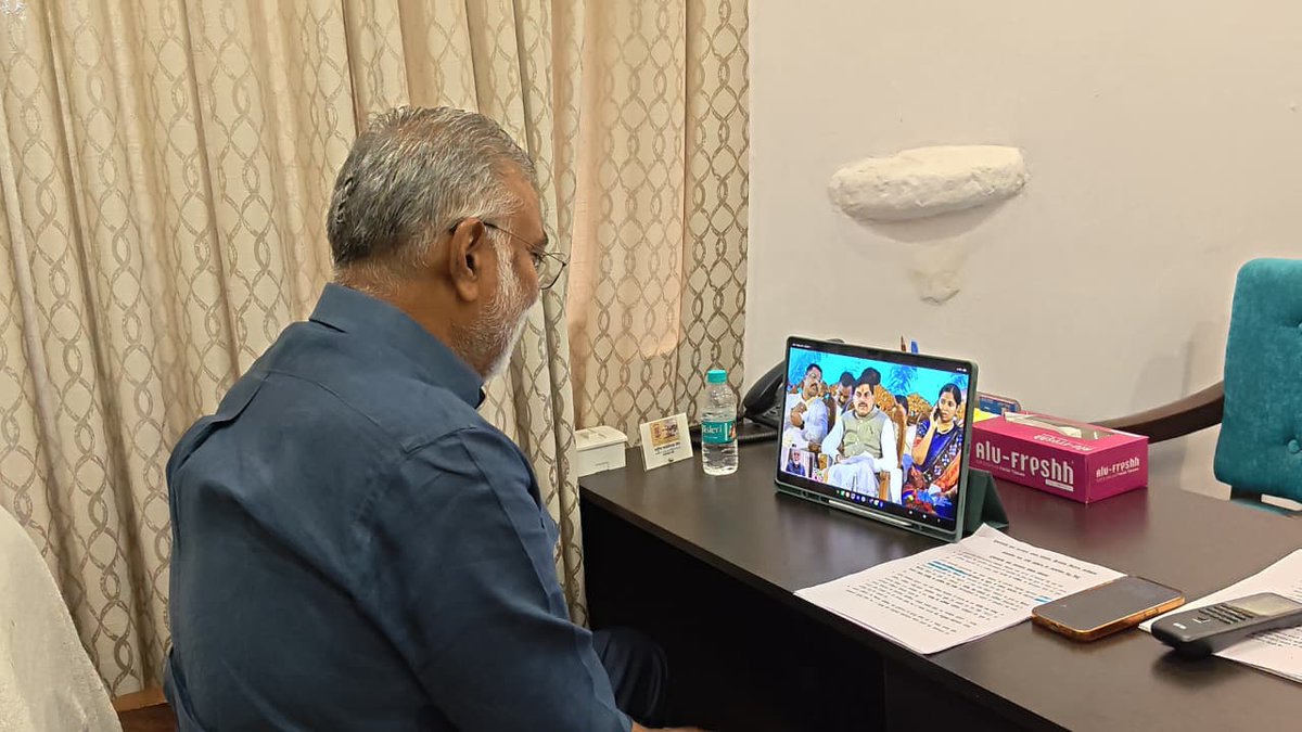 prahladspatel's tweet photo. आज वर्चुअल माध्यम से मुख्यमंत्री जन कल्याण संबल योजना हितलाभ वितरण कार्यक्रम में सहभागिता की। माननीय CM डॉ. @DrMohanYadav51 जी ने सिंगल क्लिक से 16 हजार से अधिक श्रमिक भाई-बहनों के खातों में ₹365 करोड़ से अधिक की राशि सीधे अंतरित की। 
संबल योजना के अंतर्गत अब तक कुल 9 सिंगल क्लिक के जरिए 1.46 लाख से अधिक मामलों में ₹2,982 करोड़ से अधिक की राशि सीधे हितग्राहियों को दी जा चुकी है। यह पारदर्शी व्यवस्था गरीब और श्रमिक परिवारों के आर्थिक सशक्तिकरण को सुनिश्चित कर रही है। 
#SambalYojana #ShramikKalyan  @mpLabourwelfare  @sambalboard @labour_mp
