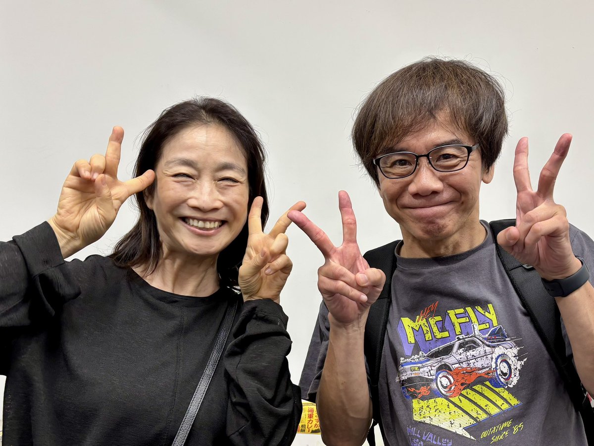 gekidanrappaya's tweet photo. 今日も絶賛「大人の青春」満喫中！
写真は、7年ぶりの本公演出演の福本さんと、初出演の山像さん！
『バック・トゥ・ザ・フューチャー』Tシャツを着て帰還した劇団の歴史を支える存在と、新たな風。二人の大きな背中を追いかけまーす！
中野
#ラッパ屋 #特別な情熱 #福本伸一 #山像かおり https://t.co/g0Mj9DmODR
