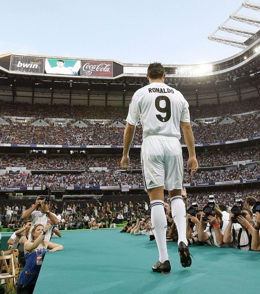 RealBrasil_BR's tweet photo. Neste dia em 2009, o Real Madrid anunciou a contratação de Cristiano Ronaldo.

438 jogos, 451 gols, 131 assistências. 

A maior contratação da história! 🐐🌟 https://t.co/uV0J6OvSTs