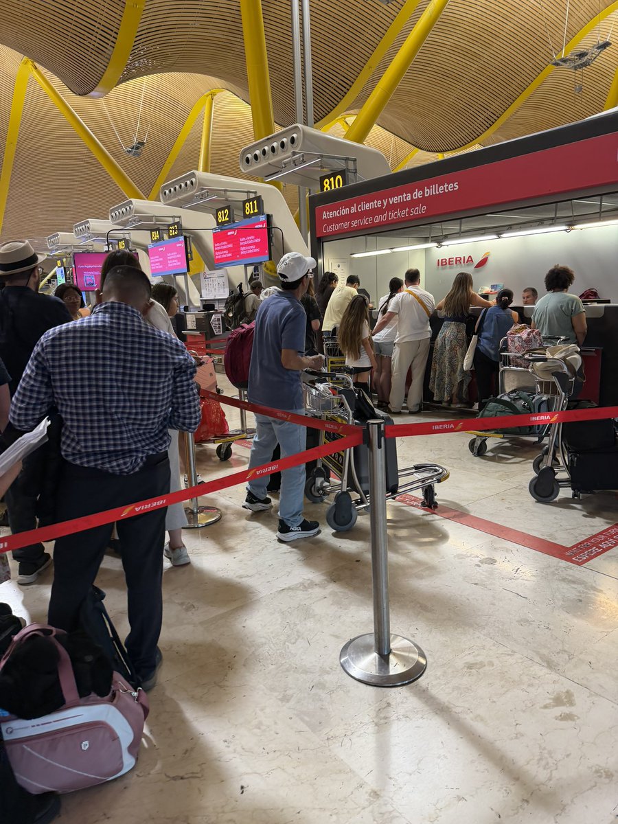 luciallamosasp's tweet photo. @Iberia  seguimos con la pesadilla del servicio al cliente de @Iberia , después de 4 horas de fila en una estación de servio de cliente , 2 horas en recuperar maleta , llegamos a otra atención al cliente peor el trato en vez d clientes peor trato que enemigos ni como clientes https://t.co/WwewSyjinG