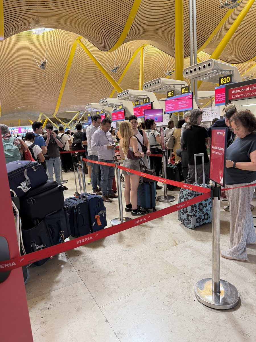 luciallamosasp's tweet photo. @Iberia  seguimos con la pesadilla del servicio al cliente de @Iberia , después de 4 horas de fila en una estación de servio de cliente , 2 horas en recuperar maleta , llegamos a otra atención al cliente peor el trato en vez d clientes peor trato que enemigos ni como clientes https://t.co/WwewSyjinG