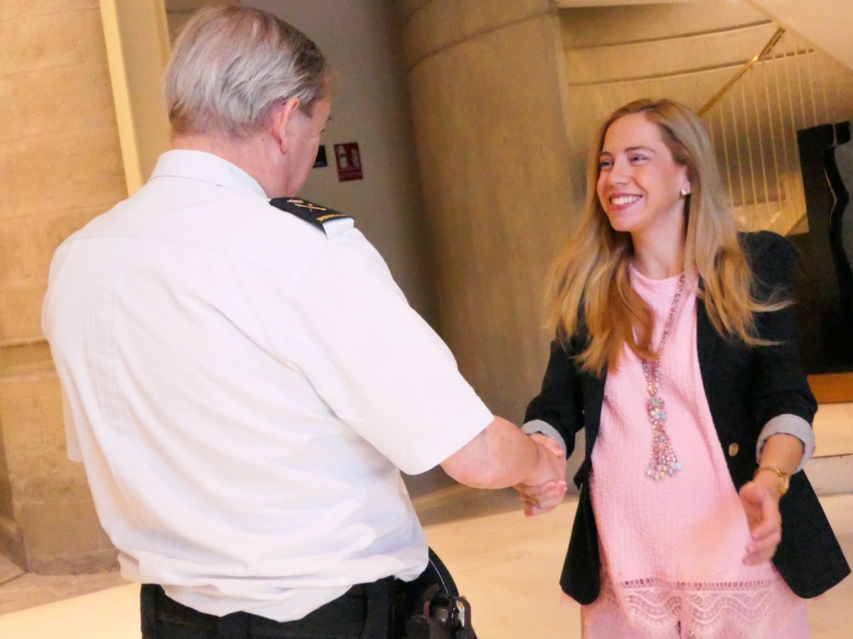 ParlamentoRioja's tweet photo. La presidenta del Parlamento de La Rioja, Marta Fernández Cornago, ha recibido en la Cámara regional al jefe superior de la Policía Nacional en La Rioja, Manuel Laguna Cencerrado, con motivo de su próxima jubilación. https://t.co/HoI4a7CvrF