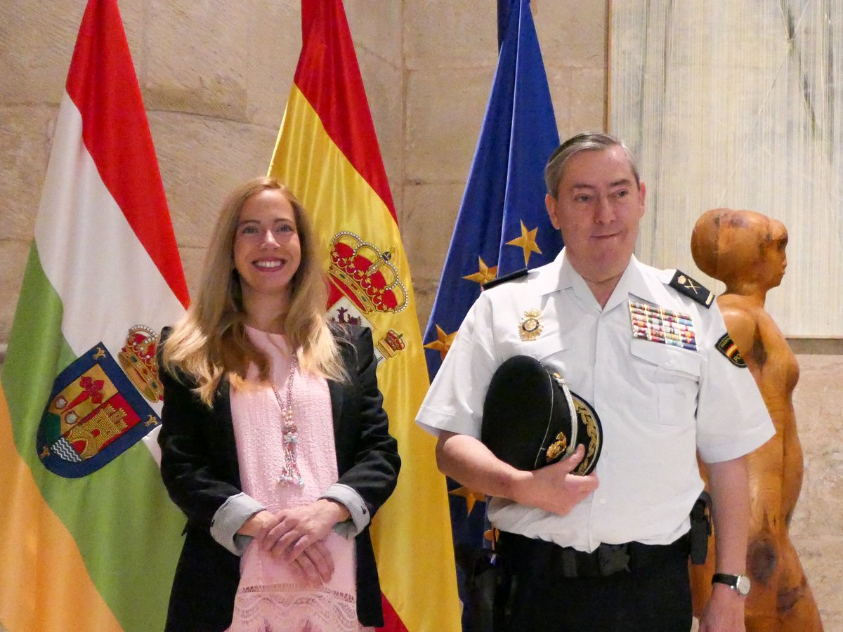 ParlamentoRioja's tweet photo. La presidenta del Parlamento de La Rioja, Marta Fernández Cornago, ha recibido en la Cámara regional al jefe superior de la Policía Nacional en La Rioja, Manuel Laguna Cencerrado, con motivo de su próxima jubilación. https://t.co/HoI4a7CvrF