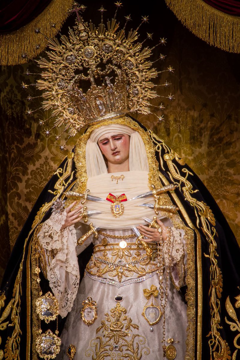 Hdadolores's tweet photo. Hoy miercoles, comenzando el primer dia del mes de julio y con motivo de la próxima celebración del cuarto aniversario de la Coronación Canónica de Nuestra Señora de los Dolores, ayer se procedió al cambio de vestimenta de las titulares marianas para esta efeméride. https://t.co/dffgSgSHKY