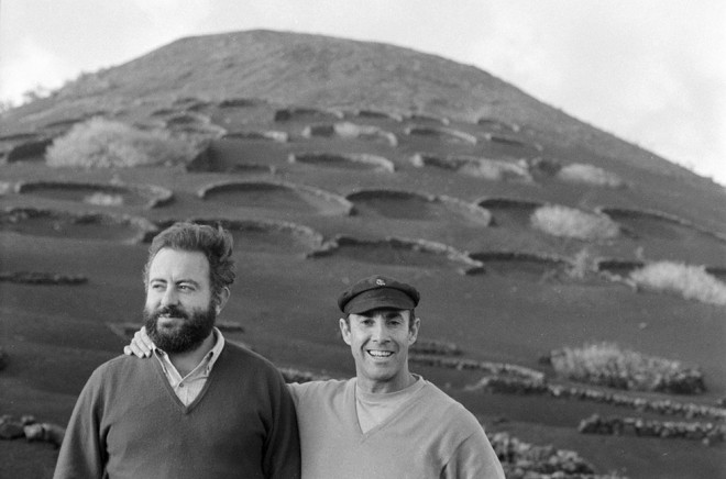 FOexpress's tweet photo. En este #MartesDeRecuerdos viajamos a Lanzarote a un encuentro entre César Manrique y el arquitecto Fernando Higueras. 

Una imagen que refleja su estrecha relación y su manera de entender el arte, la arquitectura y el paisaje.

📸 Fachico. https://t.co/cXVhHlMyNN