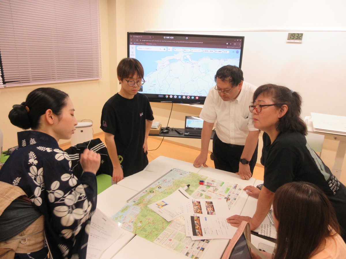 nightschoolj's tweet photo. 修学旅行の行き先、どう決めてました？
大学生やまな森るんるん隊のメンバー「うなぎ・郷恩料理梅乃井梅ノ井」の女将・宮﨑さんも交え、生徒たちが予算や時間の制限と戦いながら合意形成に挑んでます！迷うからこそ学ぶ価値がある https://t.co/7B0oxj7fgQ