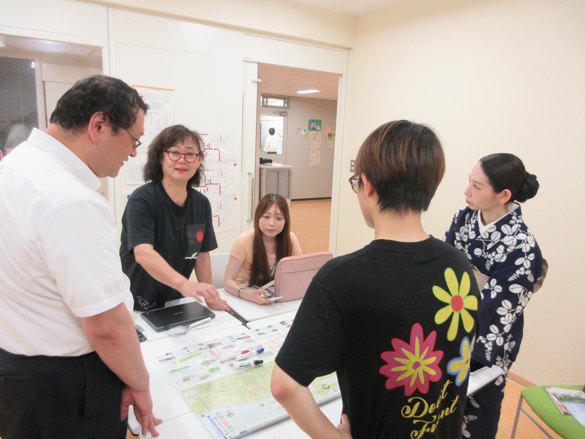 nightschoolj's tweet photo. 修学旅行の行き先、どう決めてました？
大学生やまな森るんるん隊のメンバー「うなぎ・郷恩料理梅乃井梅ノ井」の女将・宮﨑さんも交え、生徒たちが予算や時間の制限と戦いながら合意形成に挑んでます！迷うからこそ学ぶ価値がある https://t.co/7B0oxj7fgQ