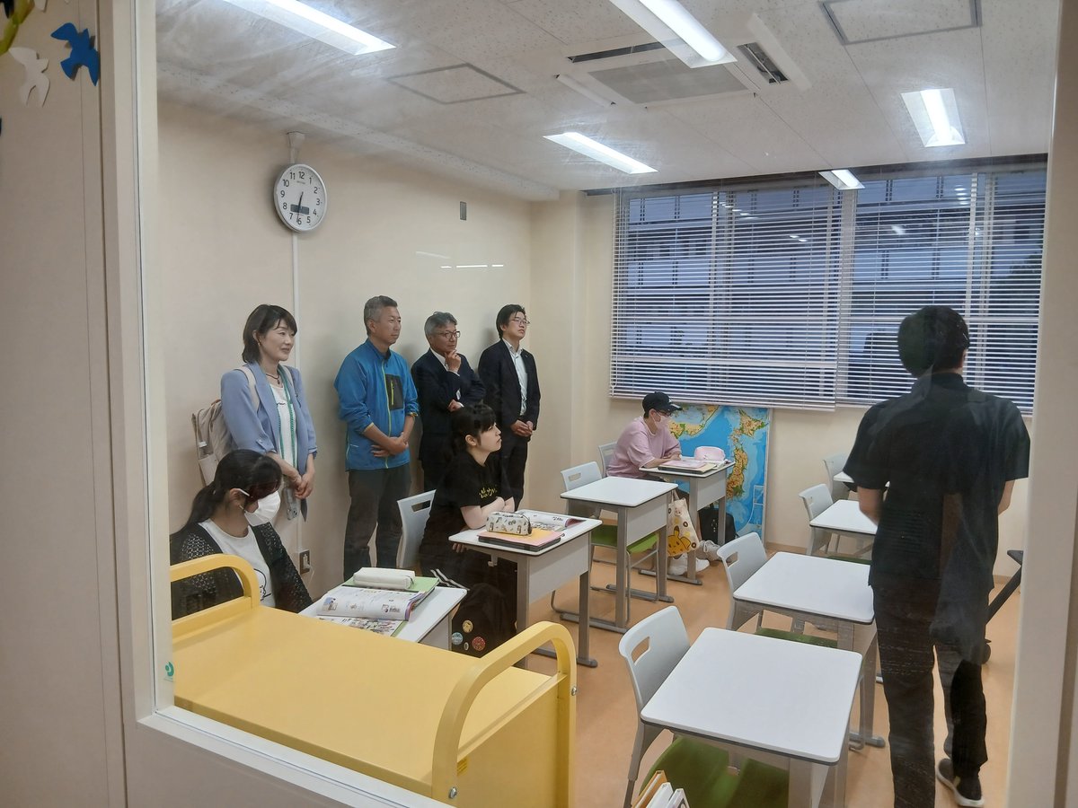 nightschoolj's tweet photo. 松江市議や鳥取県議等の方々に当校を視察していただきました。学校の現状などを説明後、授業の見学や校内を見て回っていただきました。生徒たちの真剣な姿を見ていただく貴重な機会となりました。 https://t.co/ePEkjgnJWf