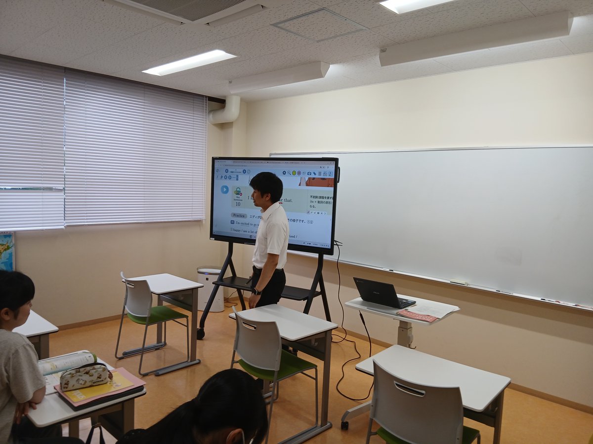 nightschoolj's tweet photo. 英語の授業に県教委の指導主事が来校。授業テーマは「自分の『気持ち』とその『理由』を伝えよう！」。電子黒板を使い、日常で即実践できる表現を学んだ。主体的に発話する生徒の姿に高評価をいただいた。 https://t.co/ecDgKKGjOm