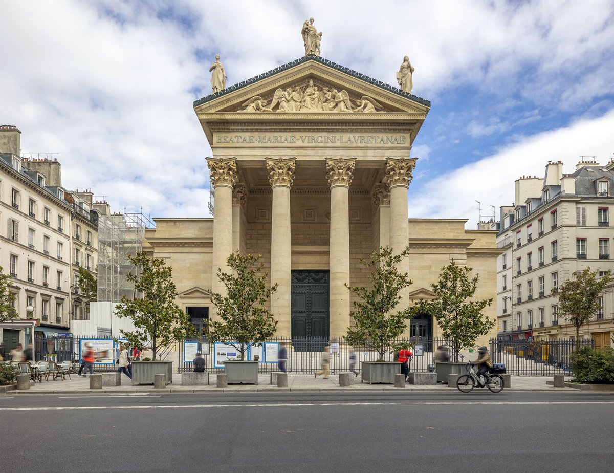 VINCIConstrucFR's tweet photo. Nos tailleurs de pierre de Degaine ont achevé la 2e phase des travaux de restauration de l'église Notre-Dame-de-Lorette, #Paris9⛪️Les travaux ont permis à la chapelle des Âmes du Purgatoire, au parvis, et à 2400m² de façades pierres &amp; enduits de retrouver leur éclat✨#Patrimoine https://t.co/ulA8MWHPH6