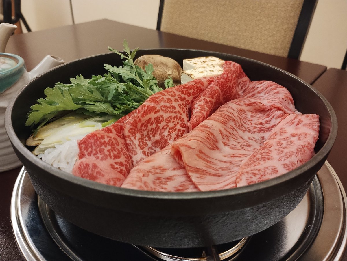 726shi's tweet photo. 横浜市民の誰もが気になってるであろう(？)牛鍋屋さんに行ってみた🐮 https://t.co/l3i7gqB9jY