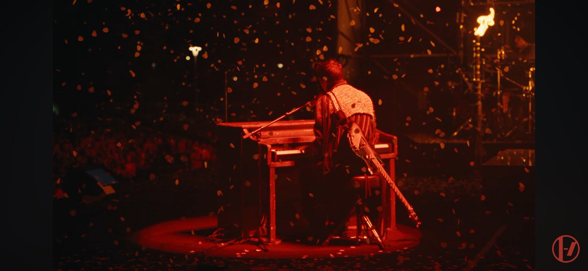 breachthecity's tweet photo. the jumpsuit yellow petals……..turning red…..while he’s singing city walls……. https://t.co/koyrJVC1RU