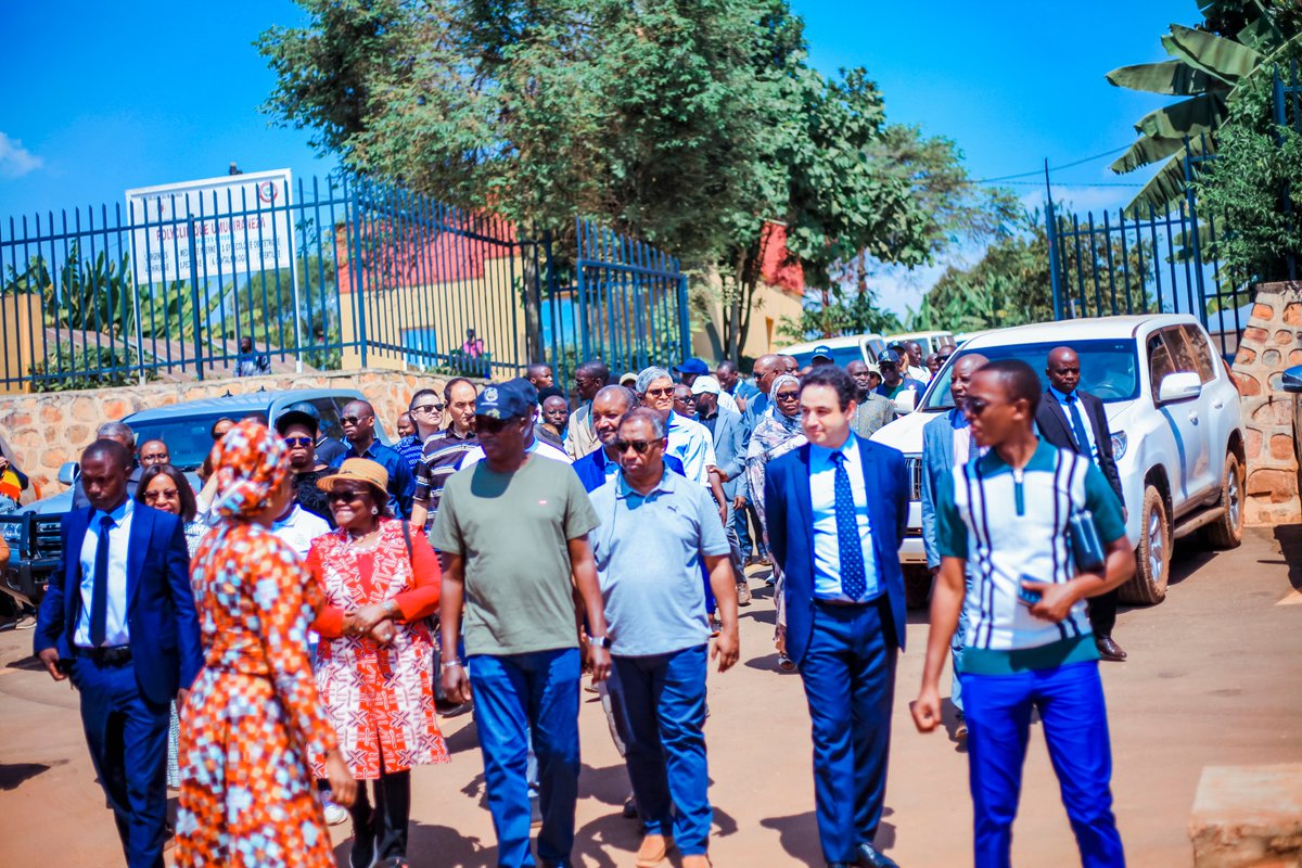 MAEBurundi's tweet photo. La délégation s'est ensuite rendue à Kibimba, où elle a visité les réalisations de la Fondation Umugiraneza, notamment l'École Secret du Savoir et l'Hôpital Umugiraneza. La visite a été guidée par Son Excellence Angeline NDAYISHIMIYE, Première Dame de la République du Burundi.

Créée en 2019, la Fondation Umugiraneza œuvre en faveur des personnes vulnérables tout en contribuant au développement socio-économique du Burundi. Sa vision est de bâtir une organisation burundaise engagée dans le développement national à travers des actions communautaires fondées sur le respect des droits humains, l'entraide, l'éducation et la promotion de la santé pour tous.

Sa mission consiste à mener des actions humanitaires en faveur des couches les plus vulnérables, à promouvoir l'éducation formelle et non formelle ainsi que la santé maternelle et infantile. Les diplomates ont également découvert la spécificité de l'Hôpital Umugiraneza, qui offre des soins spécialisés aux couples confrontés à des problèmes d'infertilité.

À l'issue de cette visite, Son Excellence la Première Dame a remercié les Chefs de mission diplomatique pour l'intérêt qu'ils ont manifesté envers les réalisations de la Fondation. Prenant la parole à son tour, Son Excellence l'Ambassadeur Édouard BIZIMANA, Ministre des Affaires étrangères, de l'Intégration régionale et de la Coopération au développement, a salué le leadership et l'engagement de la Première Dame en faveur des personnes vulnérables, particulièrement des femmes, des jeunes filles et des familles démunies. Il a souligné que les actions de la Fondation Umugiraneza contribuent efficacement à la mise en œuvre de la Vision nationale d'un Burundi, pays émergent en 2040 et pays développé en 2060..@Edbiziman
  @BurundiGov @NtareHouse @KwaNtare @nshingamateka @Burundi_senat