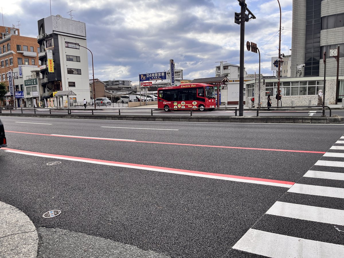 soo_ty's tweet photo. 少し前から近鉄奈良駅前に赤色の車線が引かれてるけど、これはどういう意味があるのかな？
この辺に車とめちゃダメ、とか？ https://t.co/p0u0reUCzi