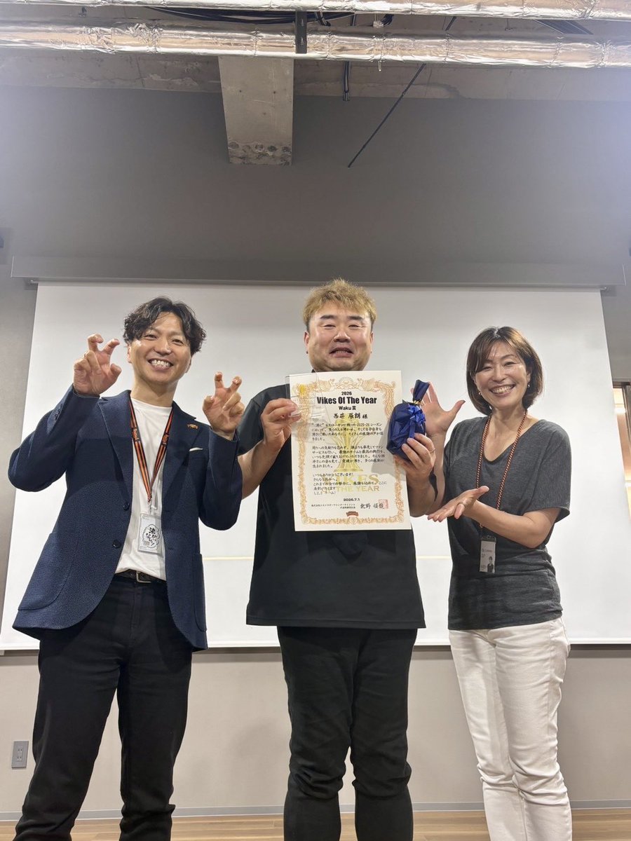 tatsuro241's tweet photo. フロントスタッフの投票による「バイクスオブザイヤー」の初代受賞を頂きました🏆

フロントスタッフ、チーム一丸となって沸くシーズンを送れて本当に幸せでした。

心からみんなへ。
ありがとうございました！！！ https://t.co/WnjMoCavGN