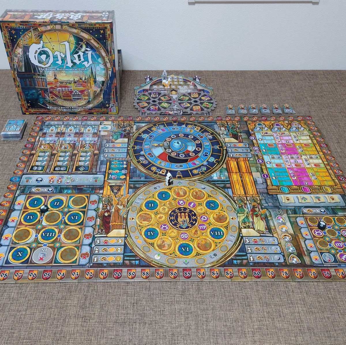 omoge_dojo's tweet photo. 【道場備品紹介🎲】
��オルロイ：プラハの天文時計』
箱時間60〜120分の話題の新作重量級ゲーム！
美しい盤面がSNSでも大注目の一作です。プレイヤーは職人となり、資材を集めてプラハの壮麗な天文時計を作り上げます。

重ゲー道場なら、最新作も丁寧なインスト付きでじっくり遊べます！
#重ゲー道場 https://t.co/RMAh2IS9VQ