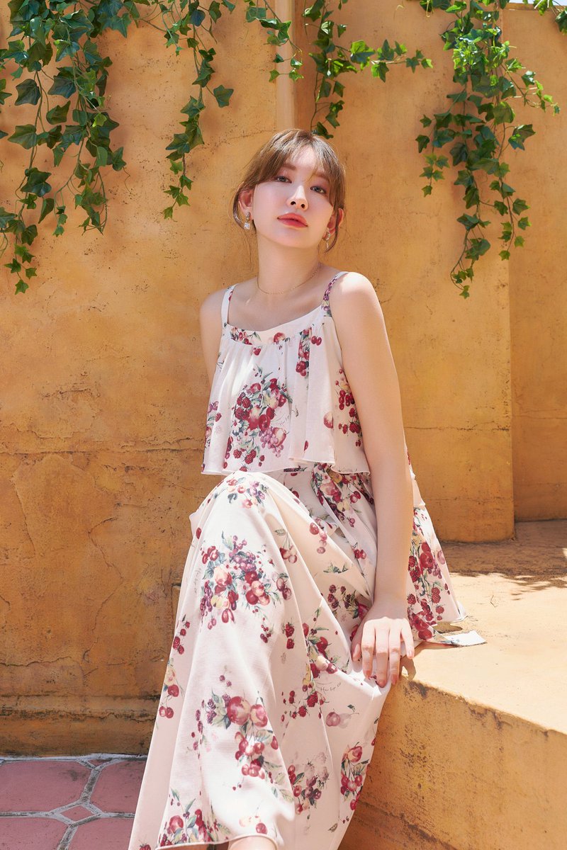 yu_la80's tweet photo. Berry Garden Tiered Dress可愛すぎる🍓🫐
形もいいしウエストのサイズ表記がないから余裕そうだし何より洗濯機で洗えるだと！？こういうドレスを望んでました！！

上半身脱げそう(授��できそう)なら買いたい！脇の下にファスナーはなさそうだな🤔
#Herlipto https://t.co/jFWy7WmdtL