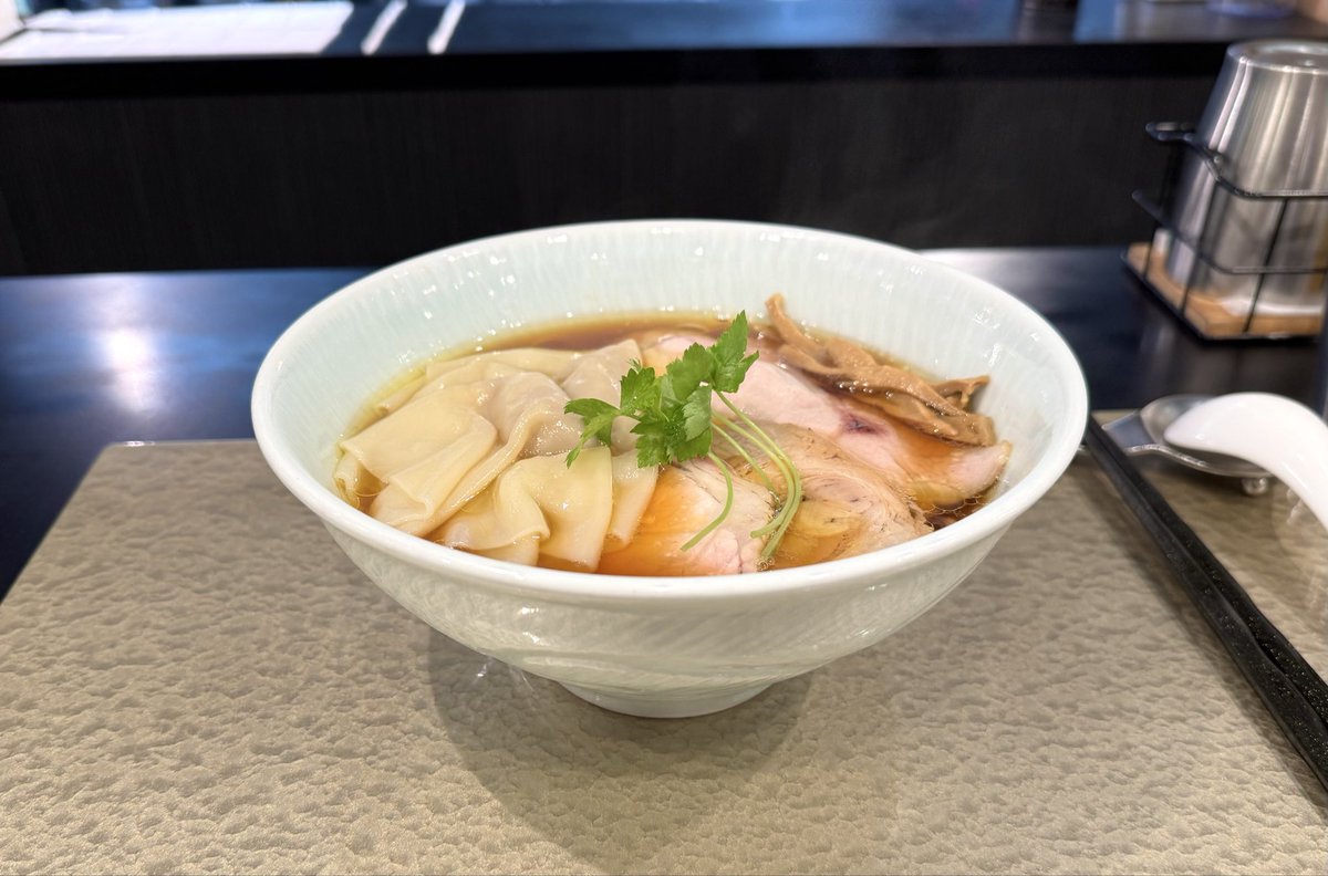 diego_ramen's tweet photo. 麺屋さすけ本店さん
☆雲呑醤油そば🍜🍜🍜
近頃は地鶏醤油にハマり中😻
せいせい✨ごっちゃんで〜す😸 https://t.co/efjj5sMTwS