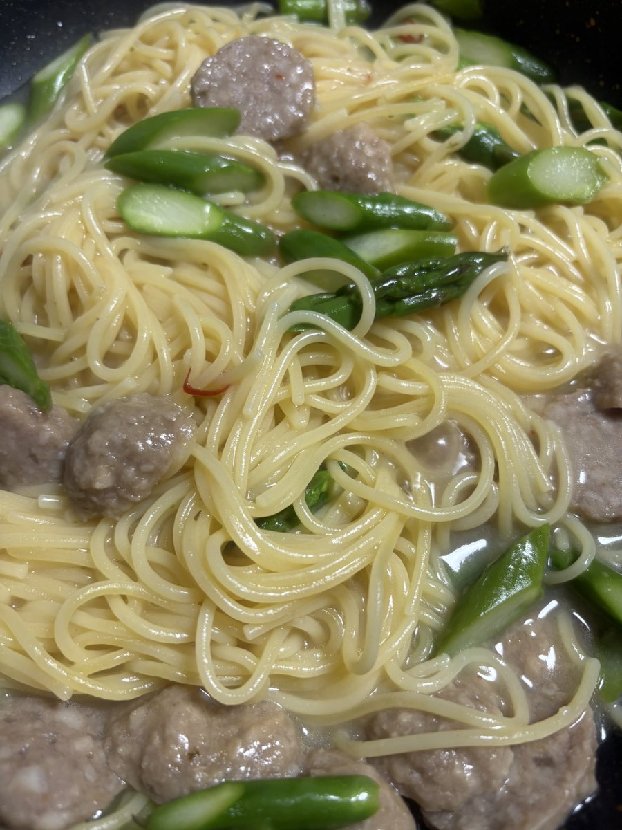 kenneedes's tweet photo. とりあえず…アスパラベーコンとパスタ😋

アスパラ甘い‼️美味い‼️
流石…農家さんが今朝、採って来たヤツだと言うだけあって新鮮😋 https://t.co/9wOtnG4Vna