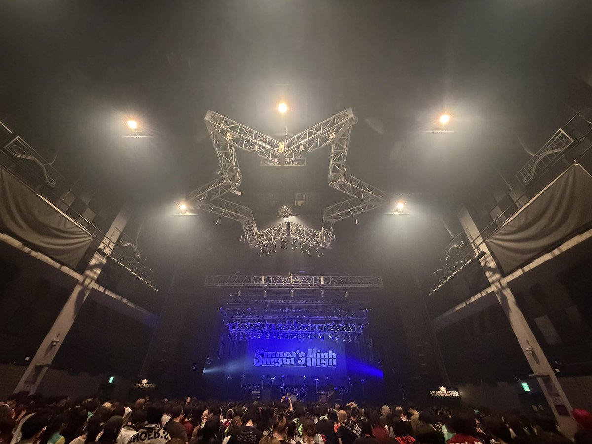 3ps708's tweet photo. シンガーズハイと9mmを見に川崎のクラブチッタへ
3人体制で初めて見る9mmと友達がベースを弾くシンガーズハイ、自分の中で両者共にいつもと違いつつもその根幹の変わらないロックがぶっ刺さってとてもよかった https://t.co/OqWUxpCfCd