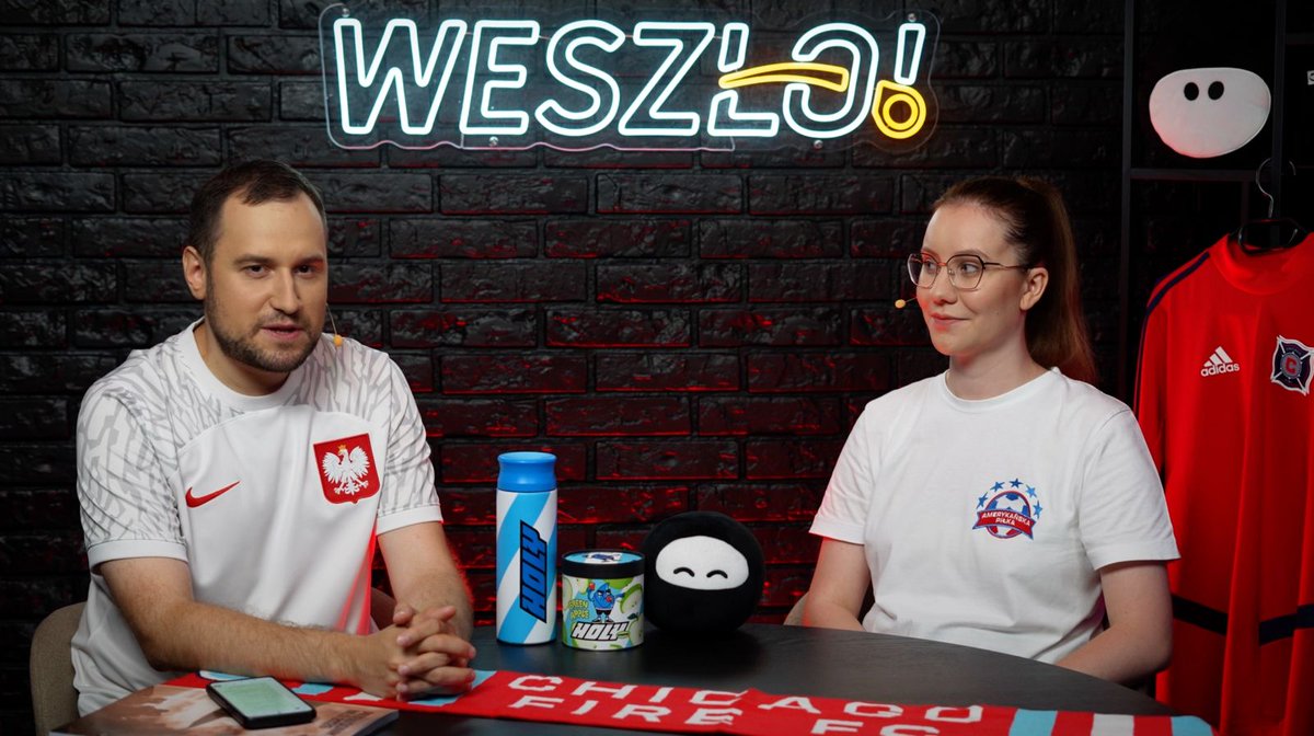 WPiela96's tweet photo. ⚠️‼️ Kumoterstwo i nepotyzm w @WeszloCom. 

🗣️🎙️Po prostu usiadłem z żoną i porozmawiałem o transferze Roberta Lewandowskiego do Chicago Fire. 

🇵🇱🇺🇸 Czy to będzie amerykański sen? 

⚽🤔 Dlaczego MLS rośnie w siłę, ale jednak wciąż Chicago nie byłoby w stanie wygrać z Lechem Poznań?

📺🎤 Apple TV, jak oglądać mecze Lewandowskiego? 

🏟️👥 Czy legendarny napastnik przyciągnie 🇵🇱 na trybuny Soldier Field, a potem nowego stadionu - McDonald's Park? 

Jeśli ktoś ma ochotę, będzie nam bardzo miło 😊 Polecamy, zachęcamy! 

⬇️⬇️⬇️ @WeszloCom @pustulkaa