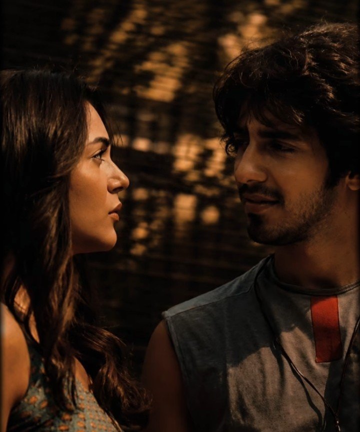 _Nirarthak's tweet photo. तुम मेरे लिए केवल एक व्यक्ति नहीं हो, तुम वह अनुभूति हो जिसने मेरे भीतर के अनेक मौन प्रदेशों को स्वर दिया है। तुम्हें प्रेम करना तुम्हें पाना नहीं था, तुम्हें प्रेम करना तो तुम्हारे अस्तित्व को अपनी प्रार्थनाओं में स्थान देना था। यदि कभी समय तुम्हें मुझसे दूर भी ले जाए, तो भी तुम मेरी स्मृतियों में नहीं, मेरे व्यक्तित्व में जीवित रहोगे। क्योंकि कुछ लोग जीवन में आते नहीं, वे जीवन का अर्थ बदल जाते हैं। ✨❤️