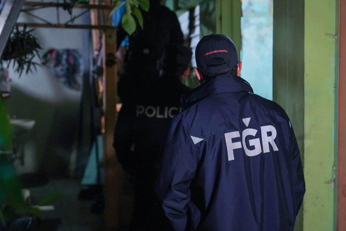 FGR_SV's tweet photo. #Allanamiento | Durante esta madrugada, la @FGR_SV ejecutó dos registros en viviendas ubicadas en colonia Las Margaritas y colonia el Carmen, distrito de Zacatecoluca, con el objetivo de capturar a dos sujetos acusados de hurto por medios informáticos. 

Los detenidos Hilson de Jesús Carballo Alvarado y Yoselin Elizabeth Piche Ticas, participaron en una modalidad de fraude que afectó a 60 clientes de una institución bancaria. 

Según las investigaciones, Carballo era empleado del banco y utilizaba el su acceso al sistema para obtener los códigos de los clientes que hacían retiros sin tarjeta en los cajeros automáticos. De esta manera, Piche Ticas hacía los retiros del efectivo antes que los usuarios. 

Las autoridades incautaron tres teléfonos celulares durante el registro, que ayudarán a robustecer la investigación sobre los retiros fraudulentos.