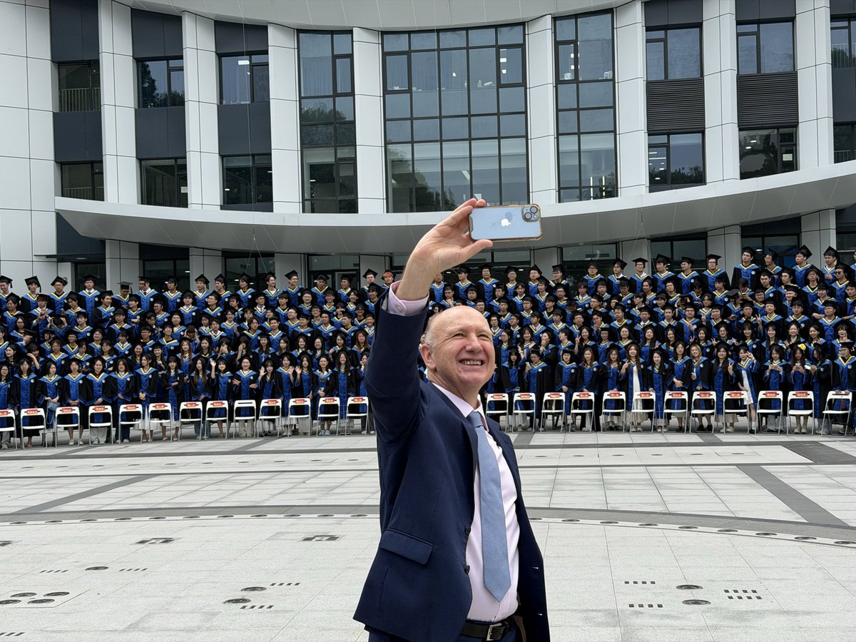 QMUL's tweet photo. Congratulations to our graduates across China! 🎓 

Queen Mary celebrated graduations in Nanchang, Xi'an, Beijingand Hainan, marking another milestone in our 20 years of partnership with leading universities across China. 

https://t.co/eviYvc7dnb https://t.co/gjc5n8ZXGx