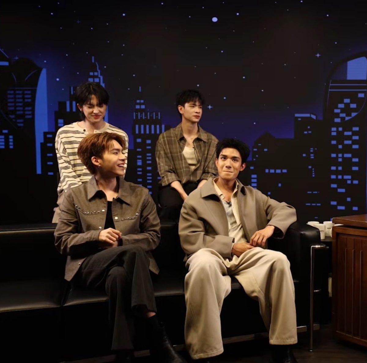 NETJJofficialTH's tweet photo. เมื่อบอกความรู้สึกตอนเจอกันครั้งแรก
คนน้องบอกคนพี่หล่อ คนพี่ฮ๊อปไม่ไหว5555

#KatanyuTonightxภพเธอ #NETJJ https://t.co/WBjtdvDD98