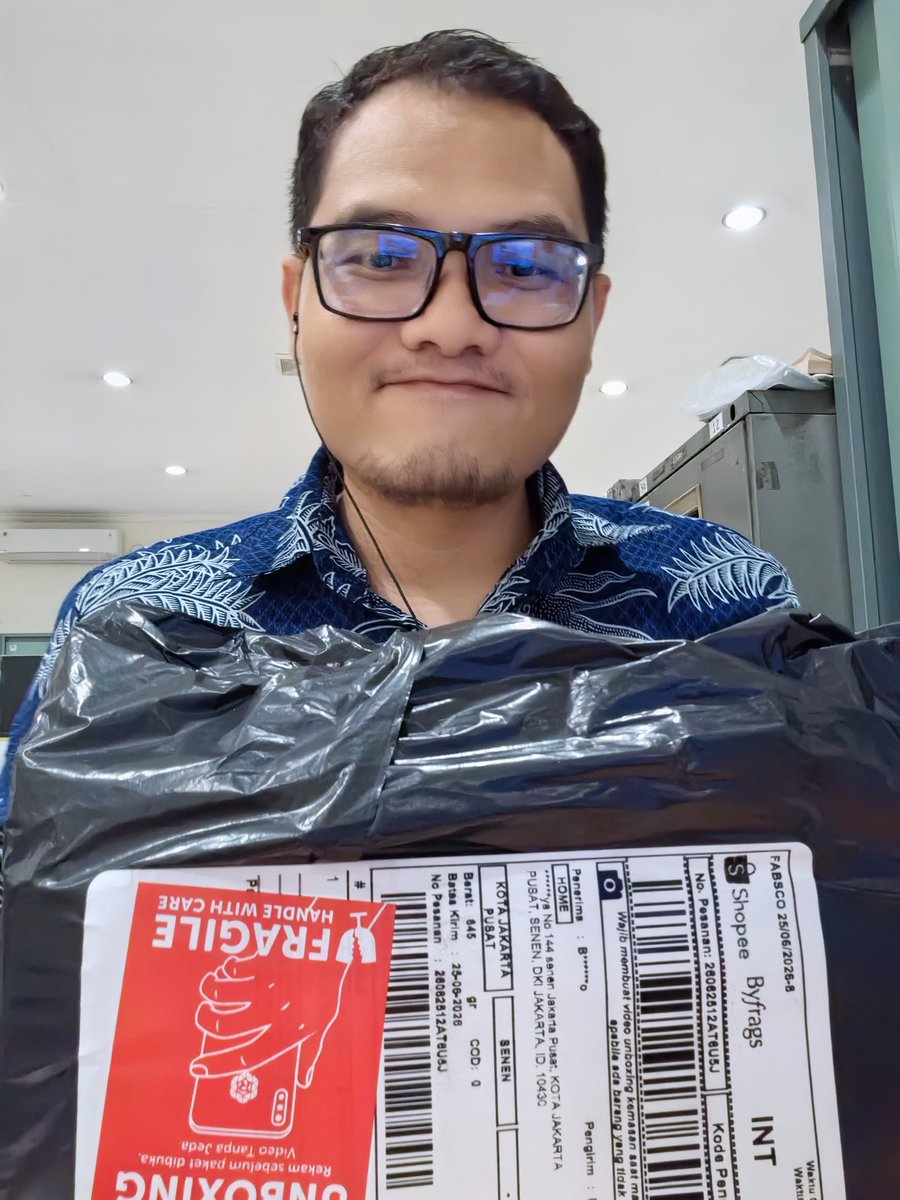 benquete's tweet photo. Jadi mau beli "sesuatu" kadang masih mikir, masih cukup gak gaji buat sebulan kedepannya, bisa nabung apa gak? , buat keperluan sehari-hari cukup apa gak?. Terkadang hal-hal seperti ini masih mikir terlalu lama untuk mendapatkan kebahagiaan sendiri. Terkadang ingin melepaskan. https://t.co/p5qmFPNUyN