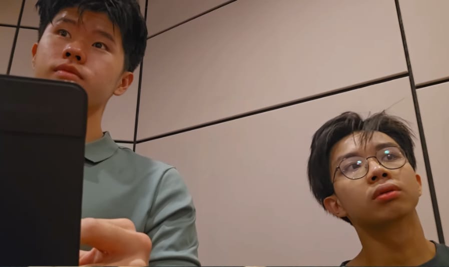 nrs3415's tweet photo. pas liat Derrick kok kyak familiar gitu.. ternyata temennya #imkevin yg pernah debut di k-log, dan sejurusan jga, pantesan aja.. wkwkwk https://t.co/2BHA7FZe4s