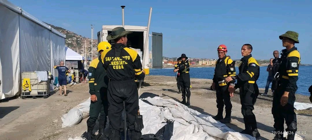 saritza8502's tweet photo. 📸| #EnImágenes, la brigada especial de rescatistas cubanos instalando su campamento en La Guaira, antes de salir a las zonas afectadas por los sismos.  

#FuerzaVenezuela 🇻🇪 https://t.co/DtCGA0rKEo