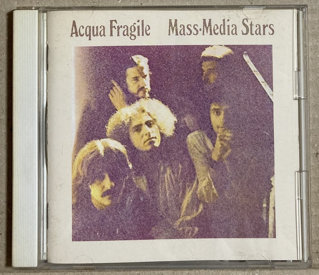 Soreyuki's tweet photo. 本日聴き終わったCD。「MASS MEDIA STARS」（ACQUA FRAGILE）
1974年作。 https://t.co/0Wiy24Wmy3