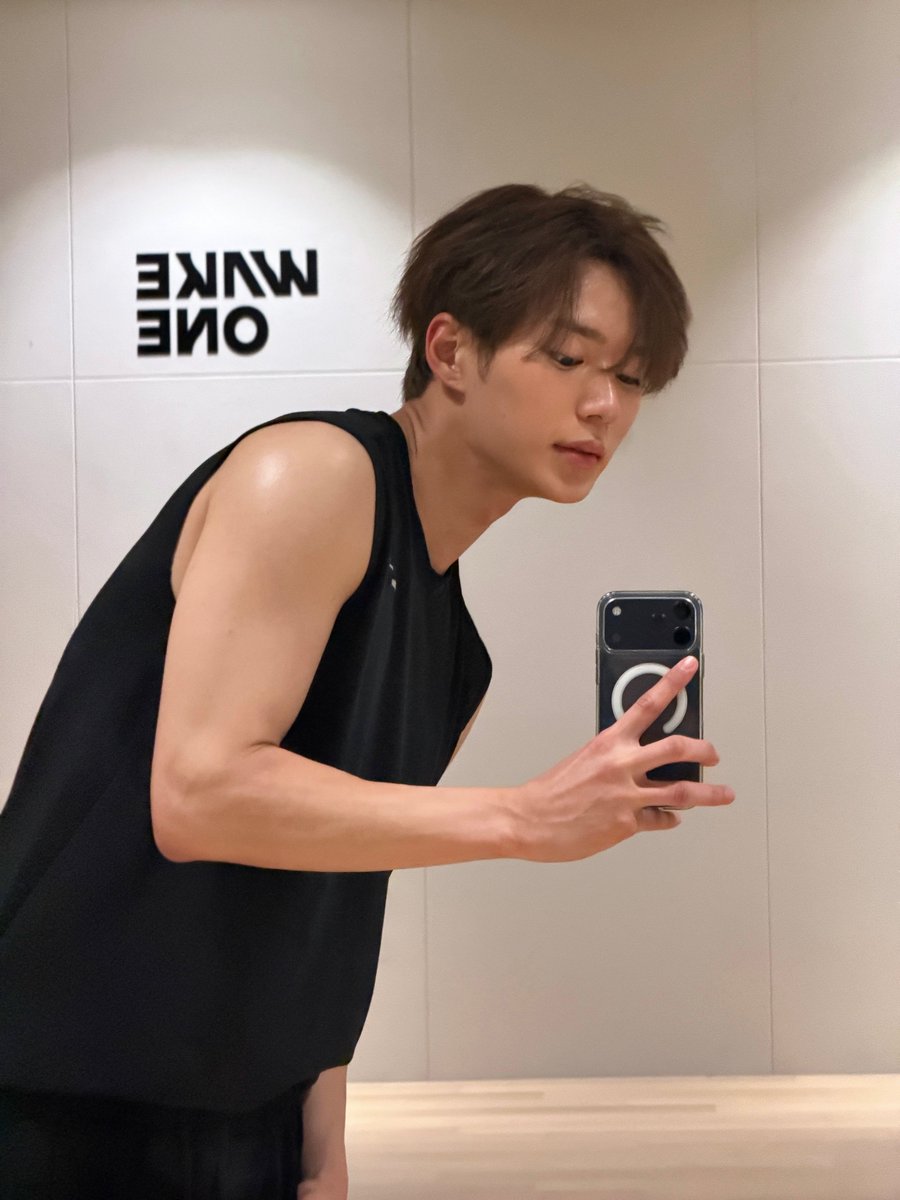 dearest_junseo's tweet photo. 260701 #준서 #JUNSEO plchat

(photos)
i practiced today too. did you eat something delicous for dinner?? https://t.co/ccDtvsUIq2