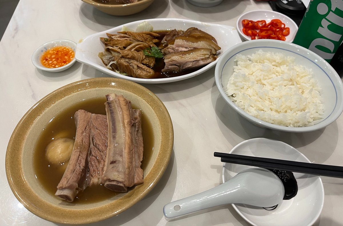 alu_chemist's tweet photo. 弾丸シンガポール旅行から帰着
ベースは華人の国だがそこにインド系、東南アジア系の文化が混じり合ってカオスで面白い。治安も良く移動手段も豊富で観光しやすさはトップクラスだが、全てが人工的が故の息苦しさもある。飯は何を食べても美味い。 https://t.co/Di94d8uKeL