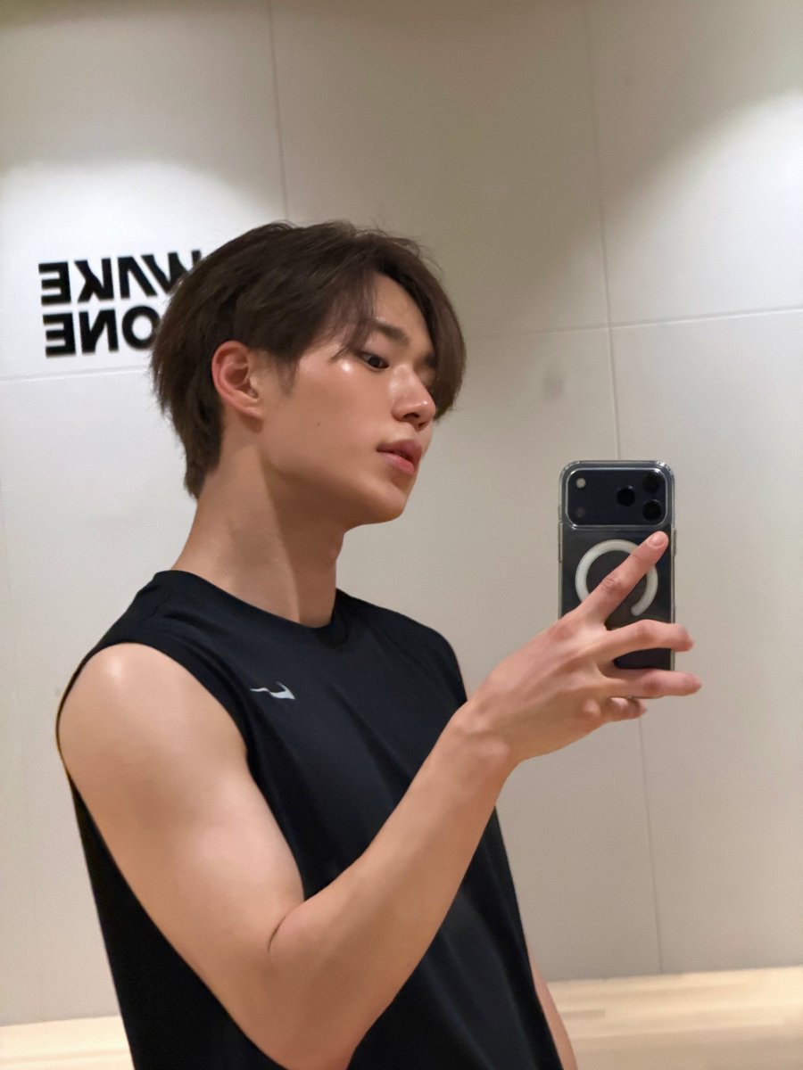 dearest_junseo's tweet photo. 260701 #준서 #JUNSEO plchat

(photos)
i practiced today too. did you eat something delicous for dinner?? https://t.co/ccDtvsUIq2