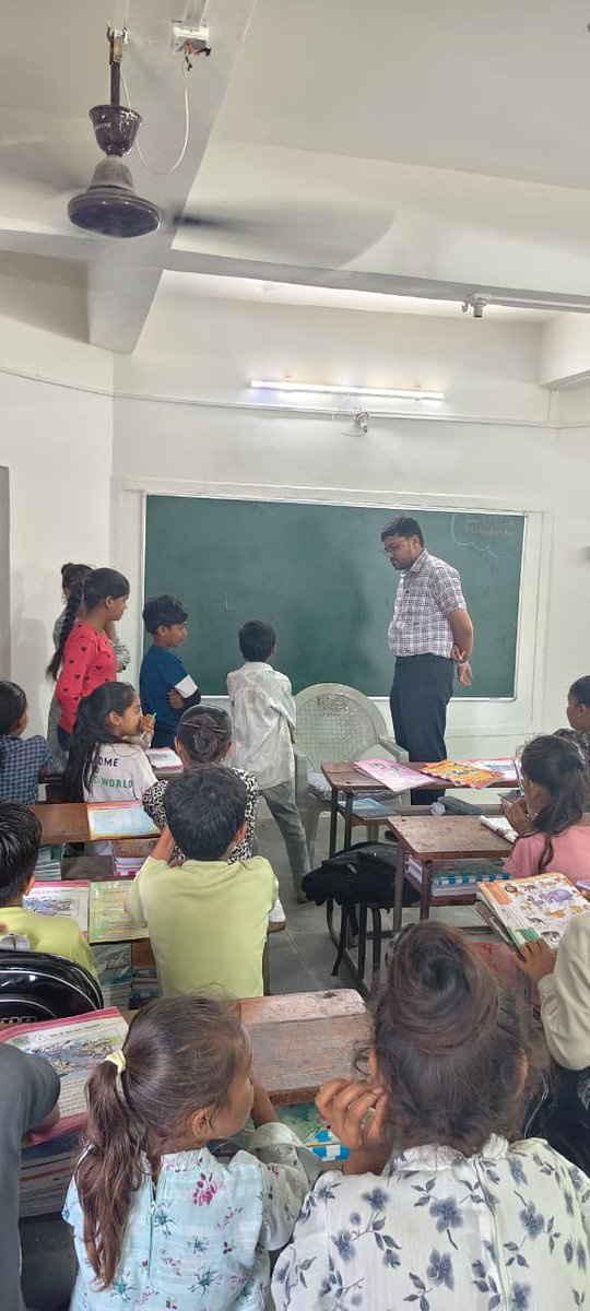 sdm_dhari's tweet photo. ધારી તાલુકાનાં દેવળા ગામે શાળાની આકસ્મીક મુલાકાત લીધી
@CollectorAmr @ddoamreli https://t.co/arJpBFMIrO