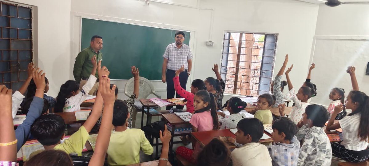 sdm_dhari's tweet photo. ધારી તાલુકાનાં દેવળા ગામે શાળાની આકસ્મીક મુલાકાત લીધી
@CollectorAmr @ddoamreli https://t.co/arJpBFMIrO