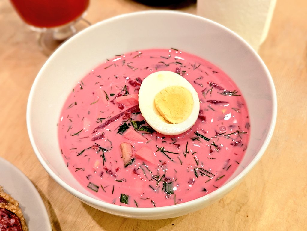 ArturGalata's tweet photo. 久しぶりにラトビアに帰ってきたら、ヨーロッパ全土が記録的な猛暑で、ラトビアもとんでもなく暑い日々が続き、先日ラトビアの夏の名物『ピンクスープ』を作りました！！！まるでいちごミルクの色！！サッパリとした味で、野菜たっぷり！！きっと日本の方も好きなはず！！めしあがれぇぇぇ！！ https://t.co/ZXUjEJBbcn