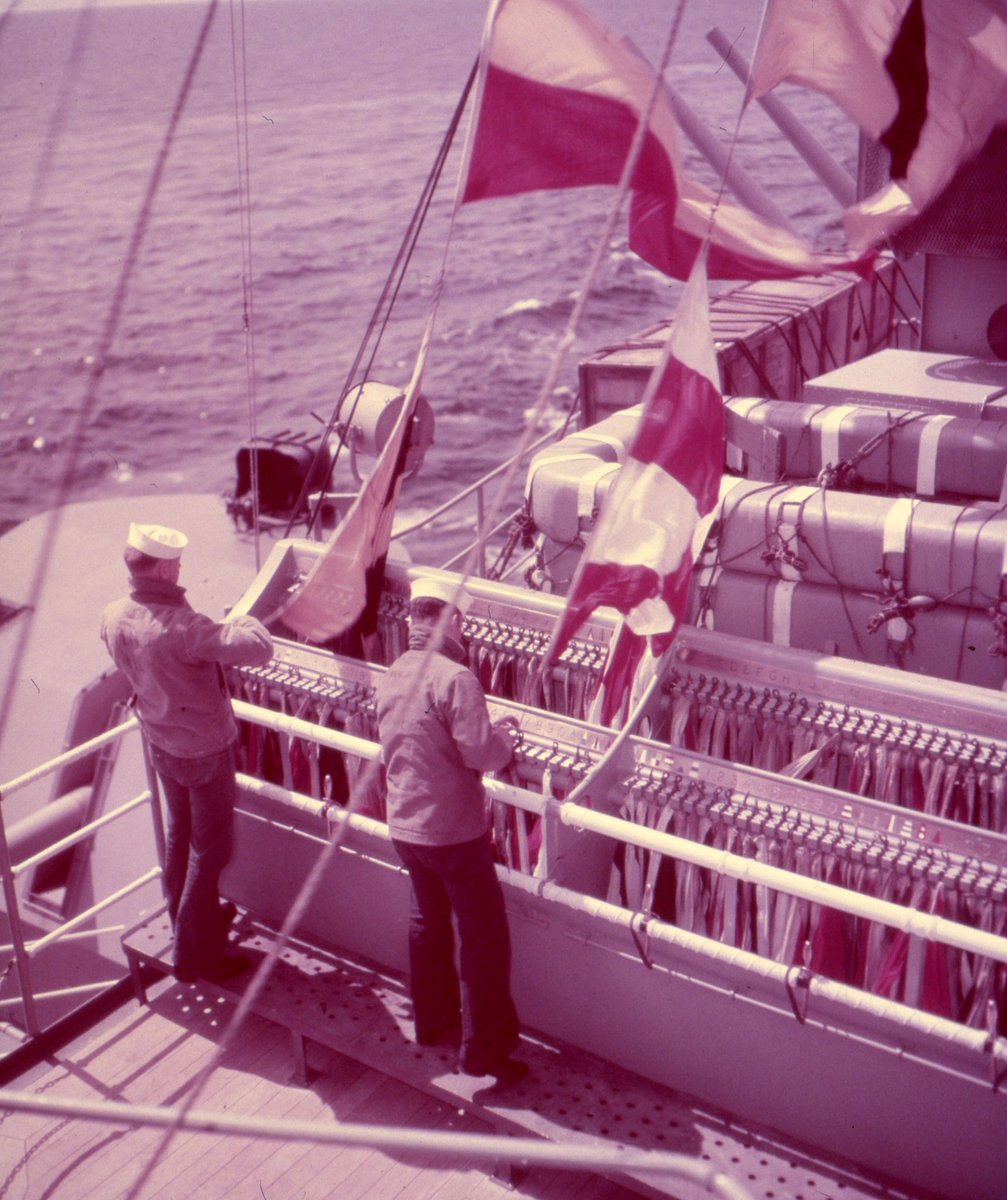 a_moretemasse's tweet photo. 1953年4月、朝鮮戦争末期。戦艦USS「ニュージャージー(BB-62)」艦上で信号旗を上げる信号員。信号旗の根元の仕組みはこうなっているんですね。セーラーが着ているのはN-1デッキジャケットですね。 https://t.co/rmcgkzRY0T