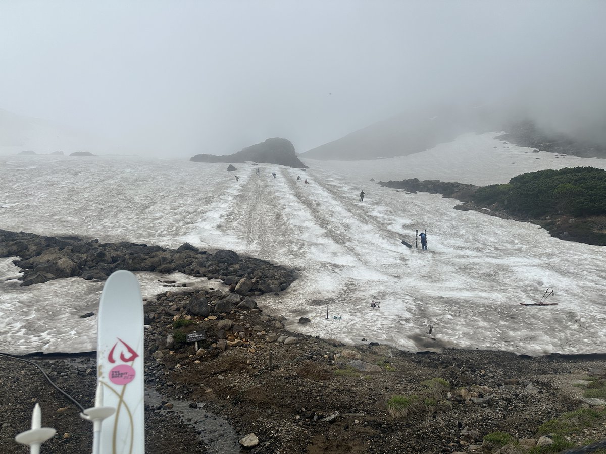 haminin's tweet photo. 無事帰宅できたので。今日の #乗鞍大雪渓
「初めての、三週連続！」
ワタシャしがないリーマンです。有休も三連続。部署にはこのこと全て言っているので「頭おかしいHassyだからしゃあない。」てな感じで送り出してくれています。
既成事実の構築が大事！！
　
バス2便目で。今日も天気持ちそう！ https://t.co/IaQwd6CGvN