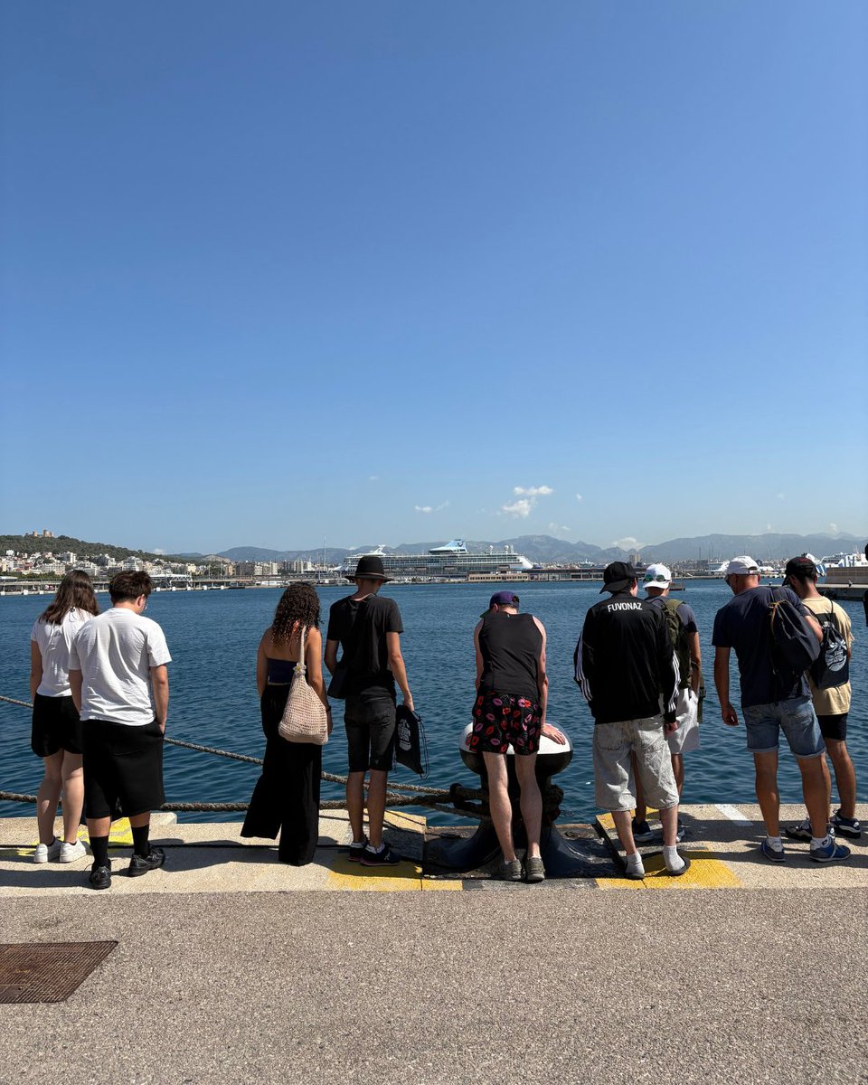 PortsdeBalears's tweet photo. Avui hem rebut la visita d'un grup d'estudiants de Grau Mitjà de Formació Professional en Transport i Logística del Lycée Professionnel des Monts du Lyonnais, situat a Chazelles-sur-Lyon, prop de Lyon (França). 🇫🇷
#apb #portsdebalears https://t.co/UuXXpdr8X5