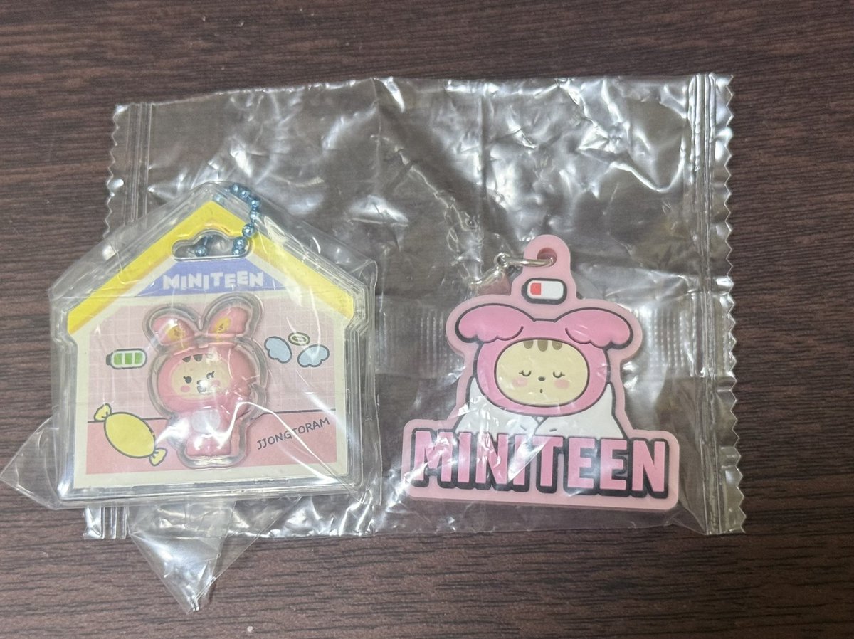 HSiy25's tweet photo. @minmin_purin123 検索より失礼いたします。
当方、ジョンハンのパッケージチャームと目印、ジョシュアのパッケージチャームを所持しております。
お借りしました画像の💖と3:3の交換は可能でしょうか？
異種交換もあり難しいとは思いますが、ご検討のほどよろしくお願いいたします🙇‍♀️ https://t.co/QlWll0CZjs