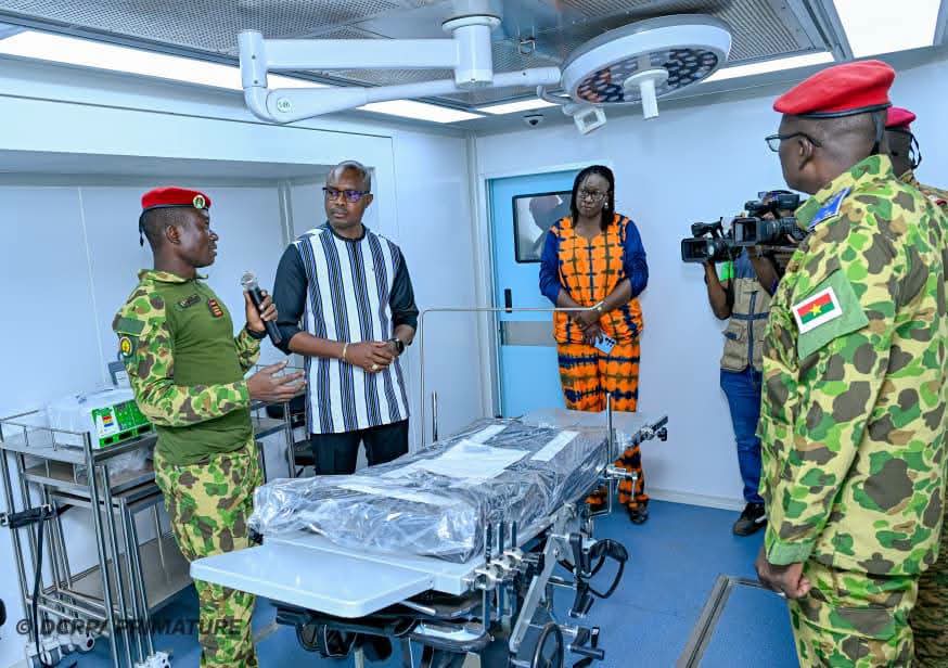 rafayaporgo's tweet photo. #AES État du Burkina Faso 🇧🇫

🛑 𝐑𝐞𝐧𝐟𝐨𝐫𝐜𝐞𝐦𝐞𝐧𝐭 𝐝𝐮 𝐝𝐢𝐬𝐩𝐨𝐬𝐢𝐭𝐢𝐟 𝐬𝐚𝐧𝐢𝐭𝐚𝐢𝐫𝐞 𝐝𝐞𝐬 𝐟𝐨𝐫𝐜𝐞𝐬 𝐜𝐨𝐦𝐛𝐚𝐭𝐭𝐚𝐧𝐭𝐞𝐬 : 𝐪𝐮𝐚𝐭𝐫𝐞 𝐡𝐨̂𝐩𝐢𝐭𝐚𝐮𝐱 𝐦𝐨𝐛𝐢𝐥𝐞𝐬 𝐫𝐞𝐦𝐢𝐬 𝐚𝐮 𝐦𝐢𝐧𝐢𝐬𝐭𝐞̀𝐫𝐞 𝐝𝐞 𝐥𝐚 𝐆𝐮𝐞𝐫𝐫𝐞

Le Camarade Premier ministre, Chef du Gouvernement, Rimtalba Jean Emmanuel Ouédraogo a procédé au nom du Président du Faso à la remise officielle de quatre hôpitaux mobiles au ministère de la Guerre et de la Défense patriotique, ce mercredi 1ᵉʳ juillet 2026. Cette dotation qui intervient dans le cadre de l'Initiative présidentielle pour la santé, traduit la volonté des plus hautes autorités de renforcer la prise en charge sanitaire des forces combattantes et d’améliorer la réponse médicale en situation d’urgence. 

Selon le Premier ministre, ces hôpitaux mobiles permettront de rapprocher les soins des zones d’opérations, afin de réduire les délais d’intervention et d’accroître les chances de survie des blessés. « L’objectif est de pouvoir les déployer au plus près des théâtres d’opérations pour réduire significativement le délai de prise en charge de nos combattants blessés », a-t-il expliqué.

Chaque hôpital mobile comprend un bloc opératoire monté sur camion, entièrement équipé, avec un système autonome de production et de dispensation d’oxygène médical, une table opératoire polyvalente, un chariot d’anesthésie intégré ainsi que des batteries assurant l’autonomie en cas de coupure d’énergie.

Les hôpitaux mobiles intègrent également un véhicule d’exploration comprenant deux modules complémentaires : un module d’imagerie et un module de laboratoire. Le module d’imagerie est doté d’un scanner de 32 barrettes avec injecteur de produit de contraste, d’un échographe ainsi que d’un appareil de radiographie mobile os-poumon. Le module laboratoire est équipé pour les analyses d’hématologie, d’hémostase et de biochimie, permettant une prise en charge diagnostique complète sur le terrain.

Chaque hôpital est, en outre, équipé d’un groupe électrogène de 110 KVA, d’un autoclave de stérilisation de 150 litres, de quatre tentes d’hospitalisation de dix lits chacune, de lits pliables, d’extracteurs d’oxygène portables et de malles de manutention de médicaments.

Le Premier ministre a salué l’acquisition de ces équipements, fruit de l’effort collectif national. Il a exhorté le ministre d'État, ministre de la Guerre et de la Défense patriotique, le général de division Célestin Simporé, à veiller à leur utilisation optimale, sécurisée et durable.

Le médecin-commandant Daouda Sawadogo, coordonnateur technique de l’Initiative présidentielle pour la santé, a affirmé que cette dotation résulte d’une phase d’expérimentation d'un premier lot sur le terrain. « Le premier lot a été testé dans des conditions réelles, ce qui a permis de formuler des recommandations et d’apporter des améliorations significatives », a-t-il précisé.

Parmi ces améliorations figurent notamment l’intégration d’un système d’impression directe des résultats d’imagerie, connecté aux équipements de diagnostic, ainsi que des ajustements au niveau de la salle de radiologie et du bloc opératoire. Ainsi, la table opératoire, qui était fixe sur le modèle testé, est désormais capable de pivoter à 360 degrés dans ce nouveau lot, offrant ainsi une meilleure flexibilité aux équipes chirurgicales en situation d’urgence.

Au-delà de la prise en charge des forces combattantes, ces infrastructures déployables selon les besoins pourront également être rapidement mobilisées afin de contribuer à l’offre de soins en cas d’urgence ou de catastrophe, notamment dans les zones où les infrastructures sanitaires sont insuffisantes ou difficilement accessibles.

𝐃𝐂𝐑𝐏/𝐏𝐫𝐢𝐦𝐚𝐭𝐮𝐫𝐞