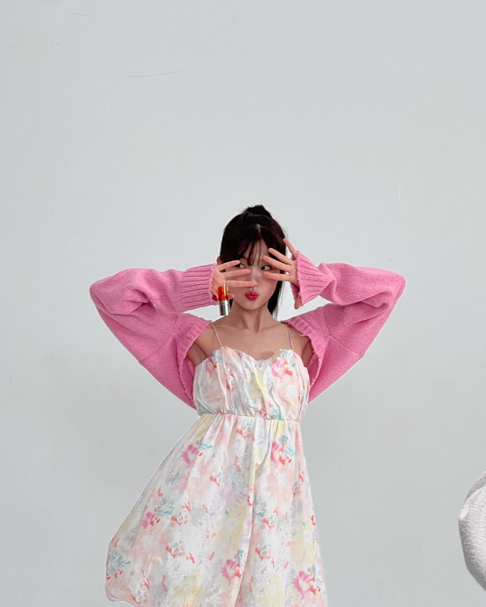 arinchomi's tweet photo. Fun moments behind the scenes of my latest pictorial with COSMOPOLITAN x CLARINS KOREA! ✌️🎀 Playful poses, pink shrugs, and that signature Clarins glow https://t.co/odwvJQmwzk