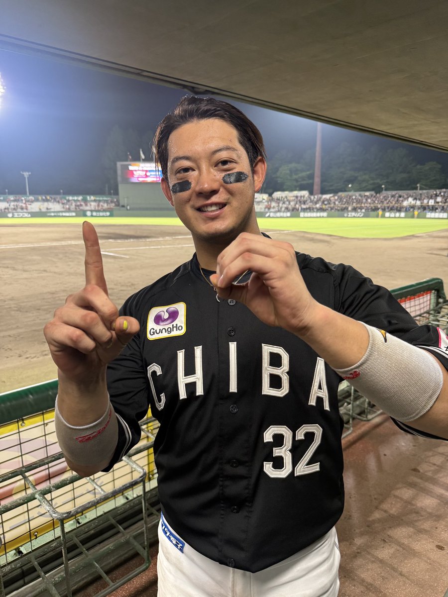 chibalotte_pr's tweet photo. 2試合連続の先制アーチを放った #佐藤都志也 選手は、地元福島で二桁本塁打に到達。
守りでも完封リレーと本人も記憶に残る1日になりました！
#chibalotte #広報 https://t.co/Ts3VU5NpjL
