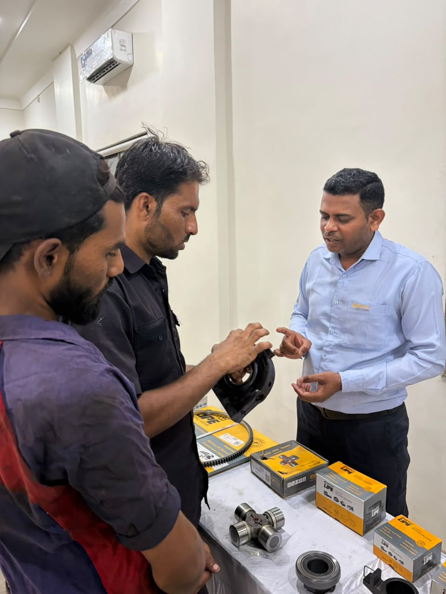 SetcoAuto's tweet photo. Our Mechanic Meet in Aurangabad brought together mechanics and retail partners for an insightful session on product knowledge and strengthening industry partnerships.
Honoring Mr. Salim Shaikh with a #GROZ Tool Kit for his outstanding achievement.

#SetcoAutoSystems #LIPE https://t.co/h5RTuF6New